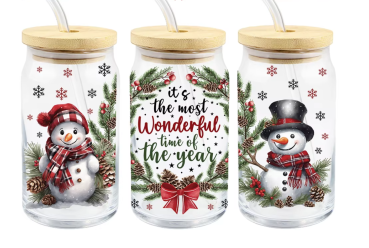 Preview: Weihnachtsglas mit Schneemann – Glas mit Strohhalm, Bambusdeckel und festlichem Motiv Preview: Ein 16oz Glasbecher mit Bambusdeckel und Strohhalm, dekoriert mit zwei fröhlichen Schneemännern in winterlicher Kleidung und dem Spruch 'It's the most wonderful time of the year', umrahmt von Tannenzweigen, Beeren und einer roten Schleife. Ideal für weihn